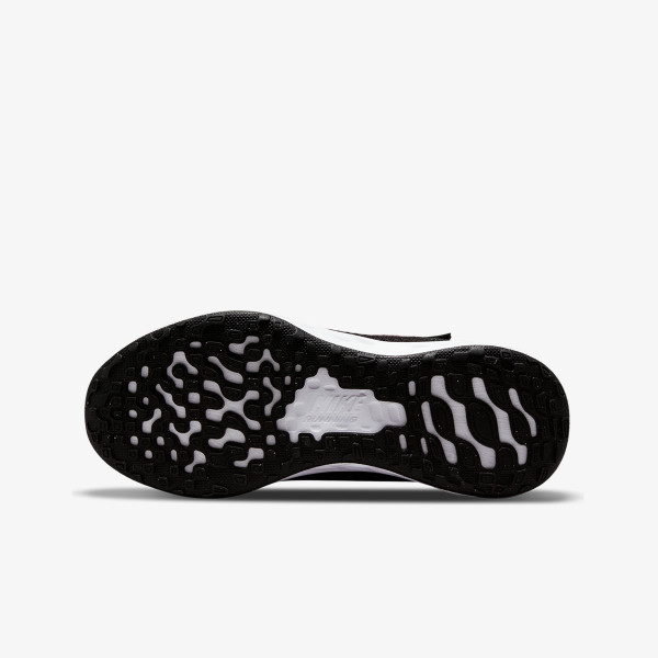 Nike Revolution 6 SE 