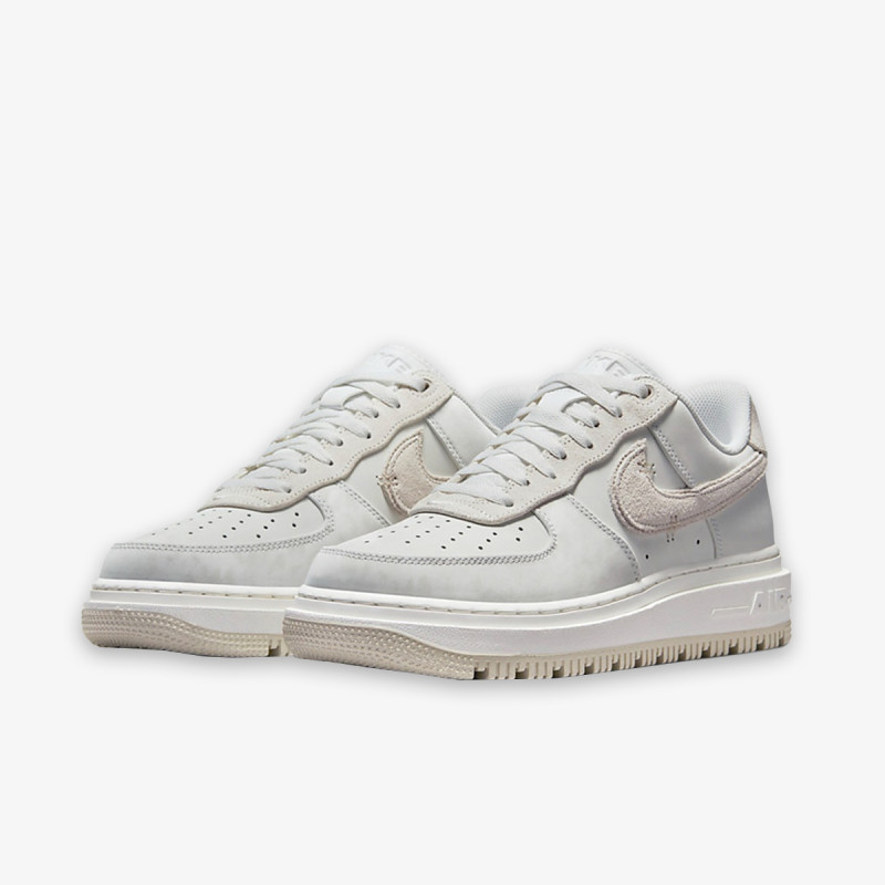 Nike Air Force 1 Luxe 