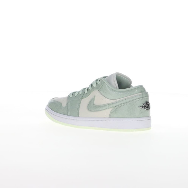 Nike WMNS AIR JORDAN 1 LOW SE 